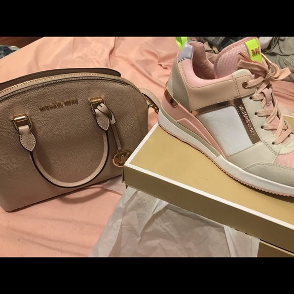 Rose gold size 9.5 Michael kors shoes & purse - Picture 3 of 5